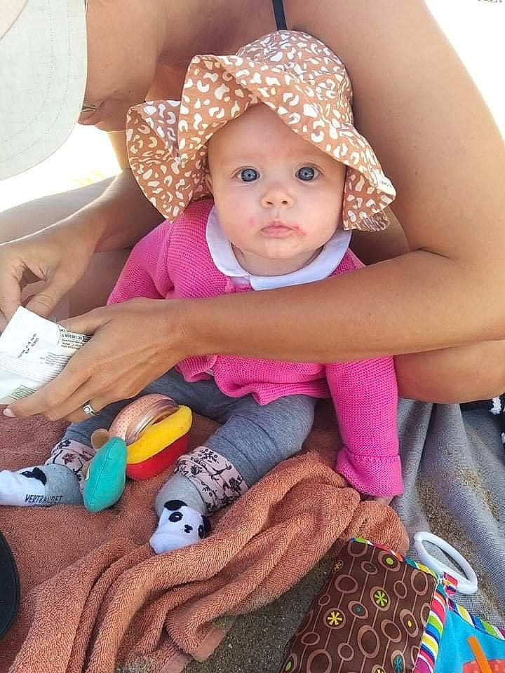 Iris participe au concours pour gagner de l'argent avec cette photo : baby, baby_products, baby_toddler_clothing, cap, child, comfort, finger, fun, hand, happy, hat, headwear, magenta, nail, person, pink, product, purple, skin, sun_hat