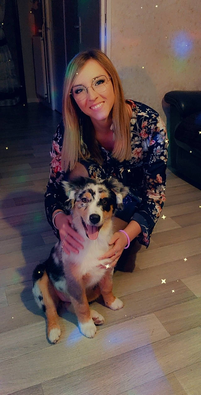 Jaina participe au concours pour gagner de l'argent avec cette photo : brown, carnivore, companion_dog, dog, dog_breed, fawn, floor, flooring, fur, herding_dog, iris, laminate_flooring, layered_hair, mammal, necklace, snout, sporting_group, vertebrate, wood_flooring, working_animal