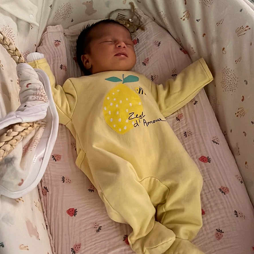 Eline participe au concours pour gagner de l'argent avec cette photo : baby, bassinet, blanket, child, cozy, cute, cute_baby, indoor, infant, newborn, nursery, onesie, patterned_bedding, peaceful, portrait, resting, sleep, sleeping, soft_toys, yellow_clothing