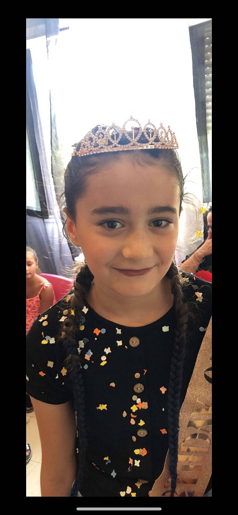 Manuella participe au concours pour gagner de l'argent avec cette photo : child, chin, cool, ear, eyebrow, facial_expression, fashion_accessory, forehead, fun, hair_accessory, happy, headband, headpiece, iris, jewellery, joy, lip, person, selfie, skin