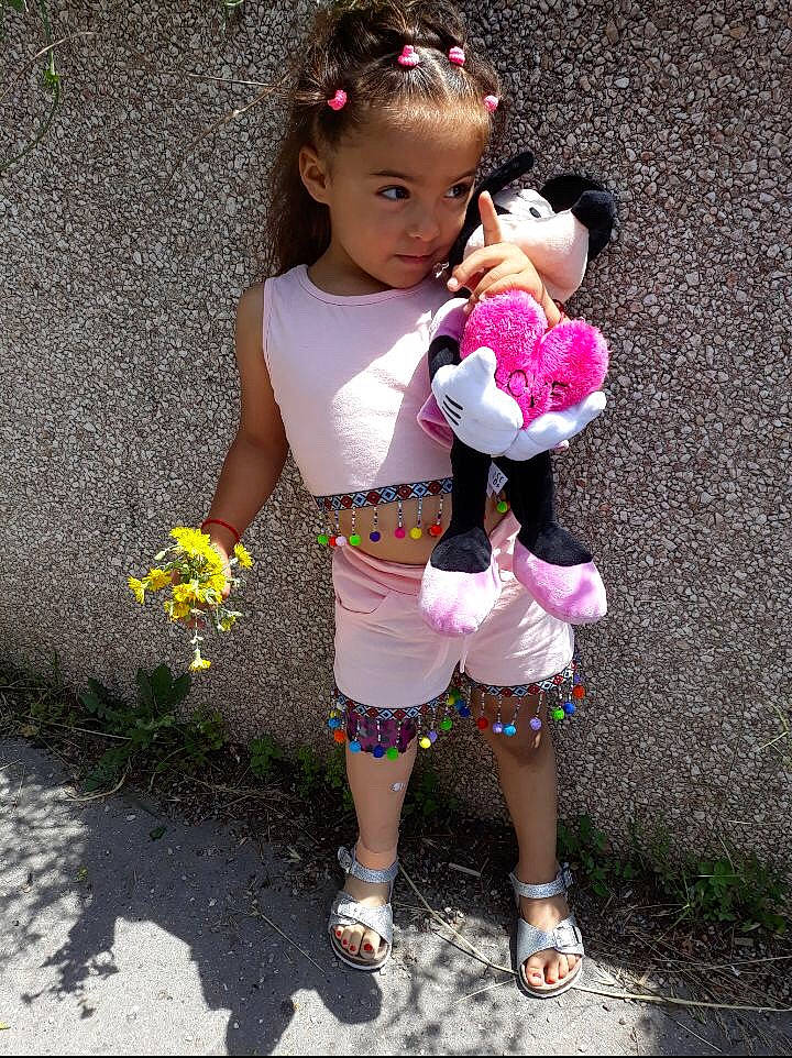 Anna a rejoint le concours — aidez-le/la à gagner de superbes lots ! baby_products, baby_toddler_clothing, child, flower, footwear, headwear, person, pink, plant, play, shoe, sibling, toddler, wildflower