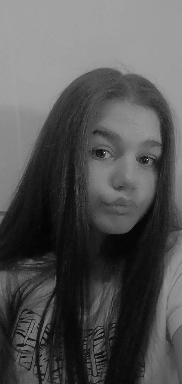 Tina participe au concours pour gagner de l'argent avec cette photo : black, black_and_white, black_hair, cheek, chin, eyebrow, eyelash, flash_photography, forehead, hair, iris, jaw, layered_hair, lip, long_hair, mouth, nose, person, skin, smile