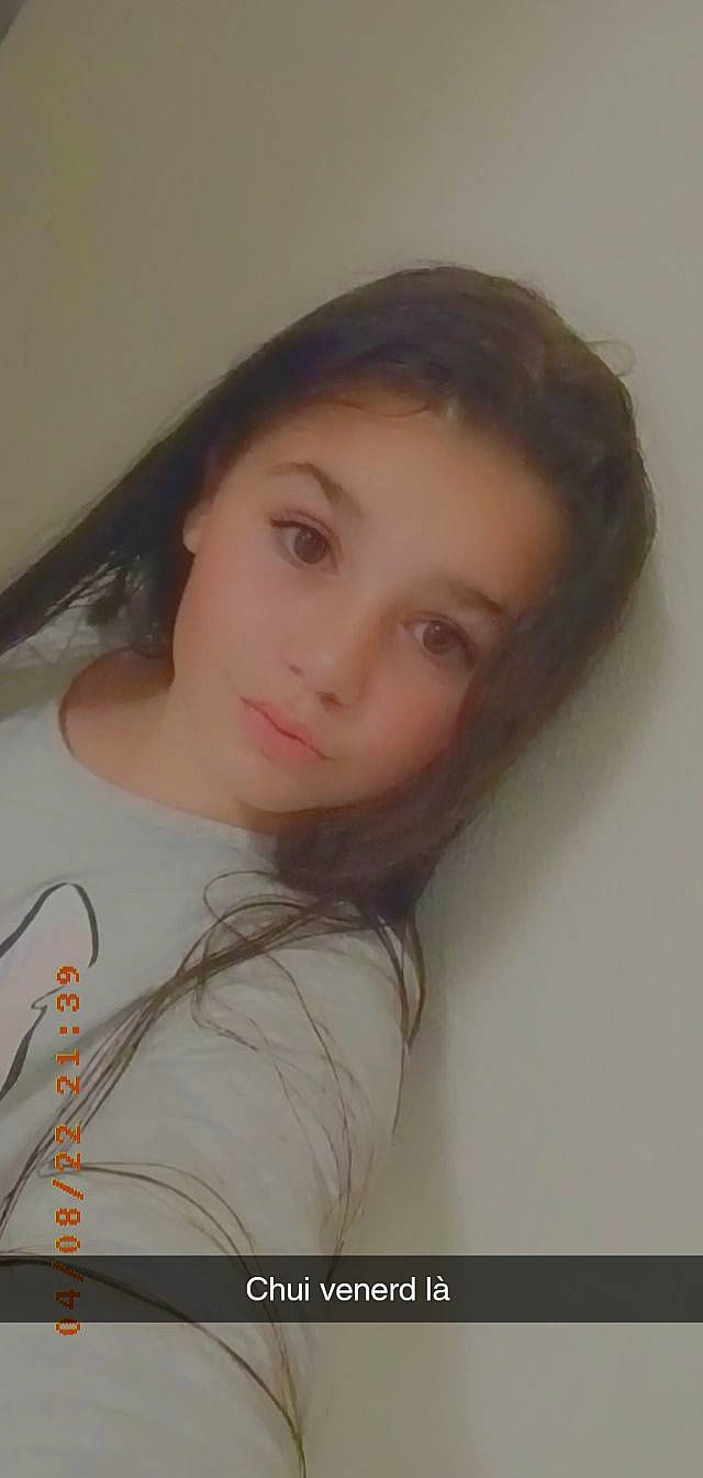 Tina a rejoint le concours — aidez-le/la à gagner de superbes lots ! black_hair, brown_hair, cheek, chest, eyelash, forehead, gesture, iris, jaw, layered_hair, lip, long_hair, neck, nose, person, selfie, shoulder, skin, sleeve, t_shirt