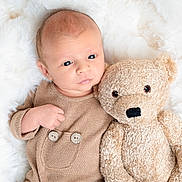 Thylio participe au concours pour gagner de l'argent avec cette photo : baby, infant, teddy_bear, plush_toy, blanket, soft_texture, beige_clothing, cute, child, lying_down, portrait, indoor, comfort, warmth, sleepy, adorable, cozy, newborn, cuddly, peaceful
