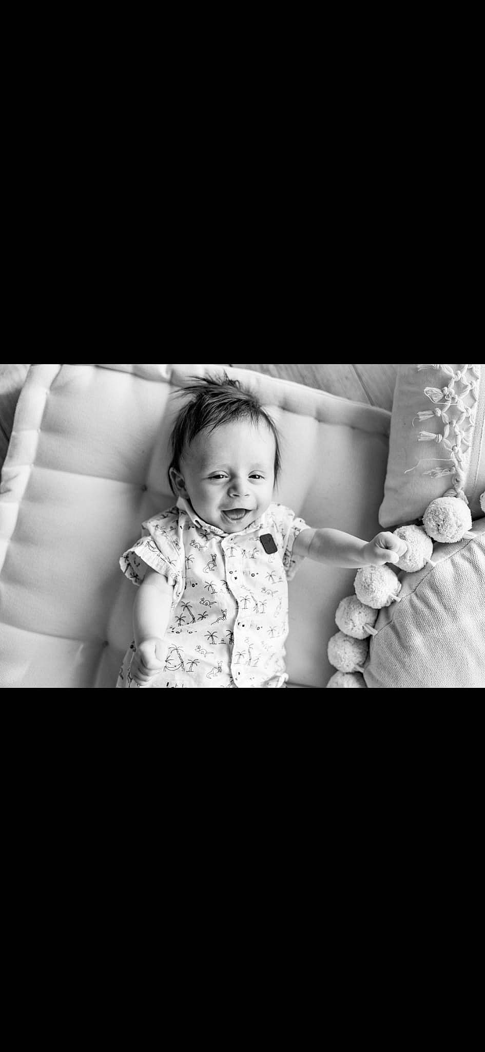 Noah a rejoint le concours — aidez-le/la à gagner de superbes lots ! arm, baby, baby_toddler_clothing, black_and_white, child, comfort, event, flash_photography, gesture, happy, iris, monochrome, monochrome_photography, pattern, person, product, sitting, sleeve, smile, style