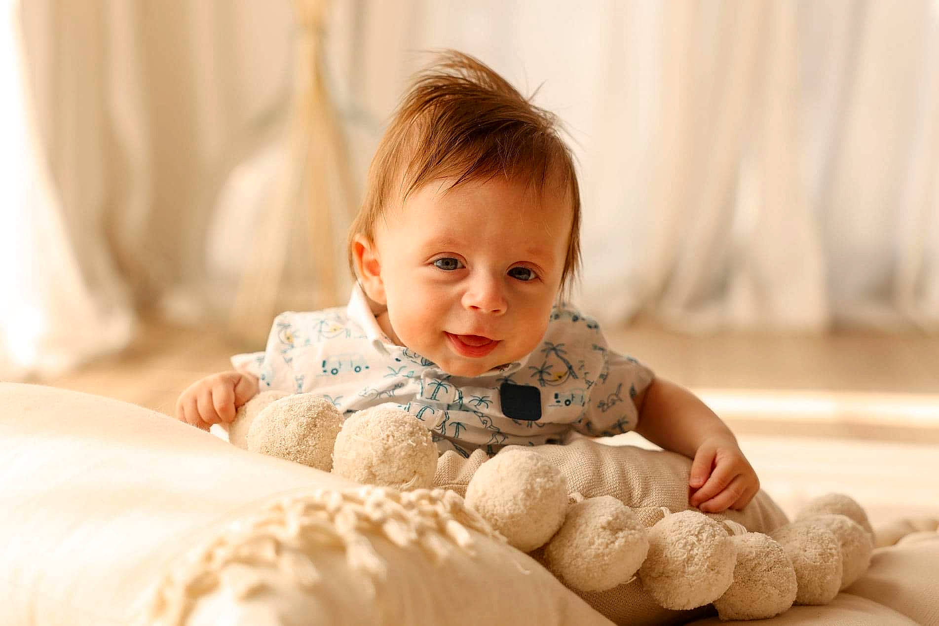 Noah a rejoint le concours — aidez-le/la à gagner de superbes lots ! arm, baby, baby_toddler_clothing, cheek, comfort, eye, face, finger, flooring, gesture, hair, hand, happy, head, mammal, nose, person, product, skin, smile