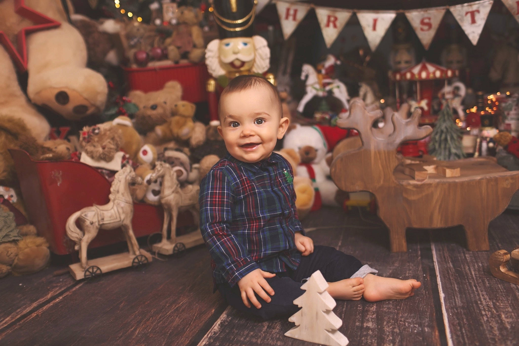 Natéo participe au concours pour gagner de l'argent avec cette photo : child, christmas, christmas_decoration, christmas_eve, christmas_ornament, doll, event, fashion, fawn, flooring, fun, fur, happy, holiday, human, joy, ornament, person, stuffed_toy, toy