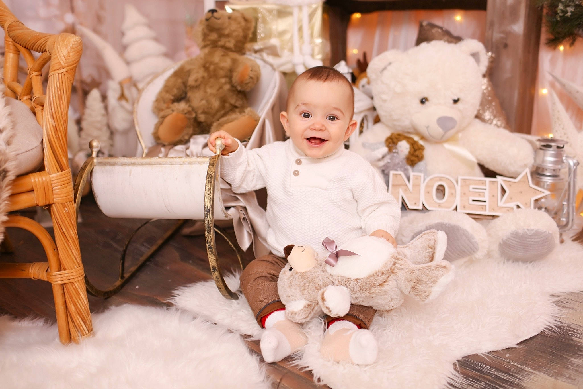 Natéo participe au concours pour gagner de l'argent avec cette photo : baby, baby_products, baby_toddler_clothing, baby_toys, fur, joy, natural_material, person, playing_with_kids, plush, product, stuffed_toy, teddy_bear, toy, wicker