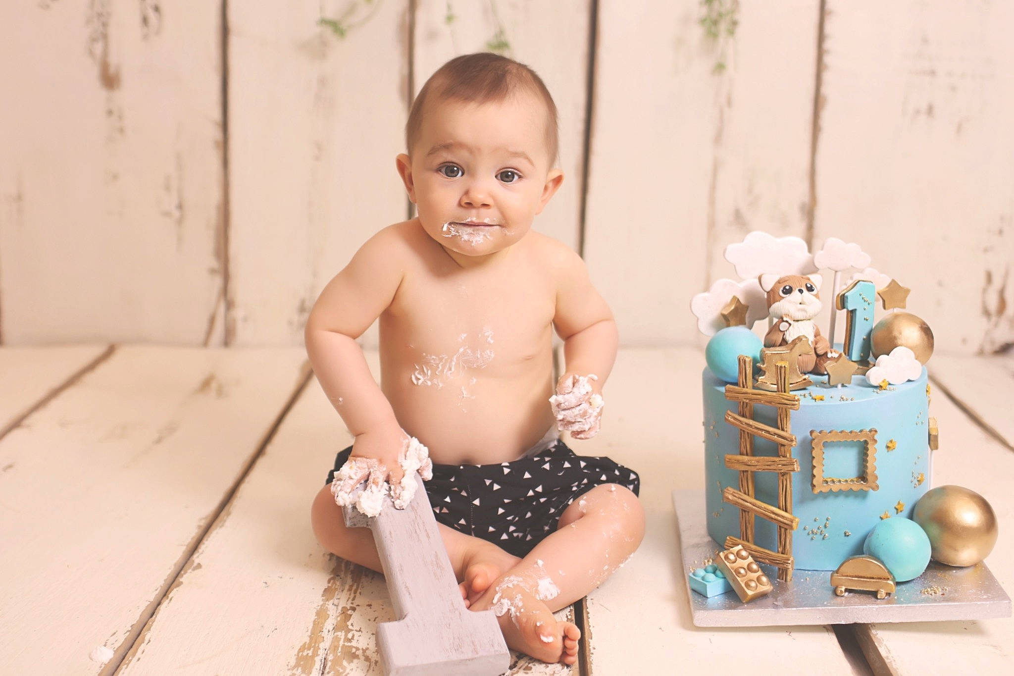 Natéo participe au concours pour gagner de l'argent avec cette photo : abdomen, baby, baby_products, baby_toddler_clothing, child, flash_photography, flooring, foot, fun, happy, human_leg, pattern, person, play, portrait_photography, sandal, sitting, smile, toddler, toy