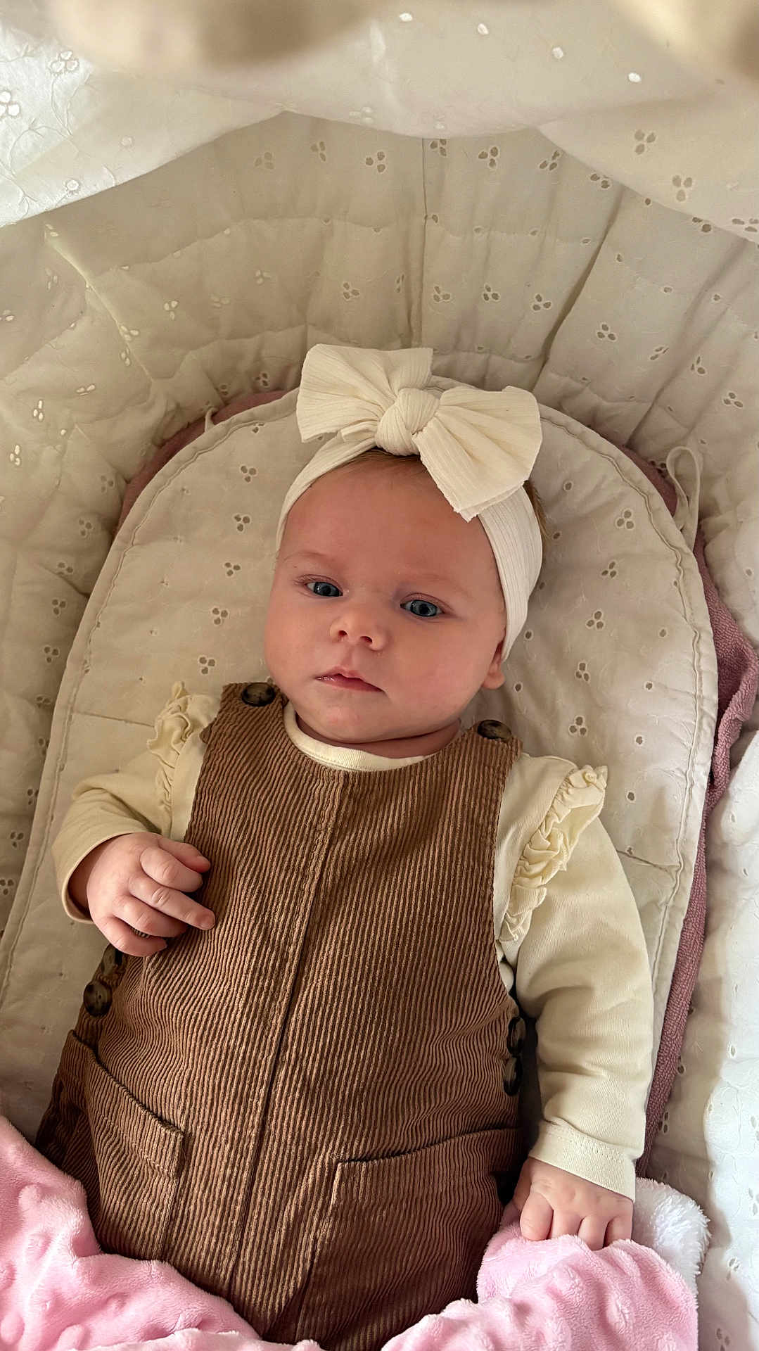 Giulia participe au concours pour gagner de l'argent avec cette photo : baby, infant, headband, bow, corduroy, brown_clothing, cream_clothing, blanket, pink_blanket, soft_texture, face, hands, lying_down, indoor, cute, child, young, portrait, peaceful, comfortable
