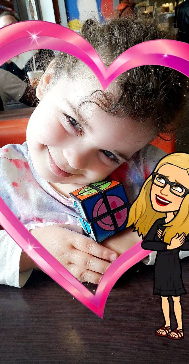 Leticia a rejoint le concours — aidez-le/la à gagner de superbes lots ! brown_hair, child, fun, glasses, headwear, joy, person, pink, play