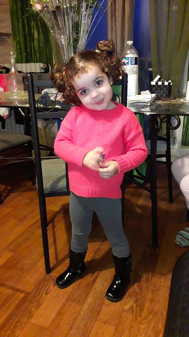 Leticia participe au concours pour gagner de l'argent avec cette photo : child, clothing, day, fashion_accessory, fun, girl, hair, hairstyle, human_body, human_hair_color, joint, leg, outerwear, person, pink, product, shoulder, skin, standing, textile