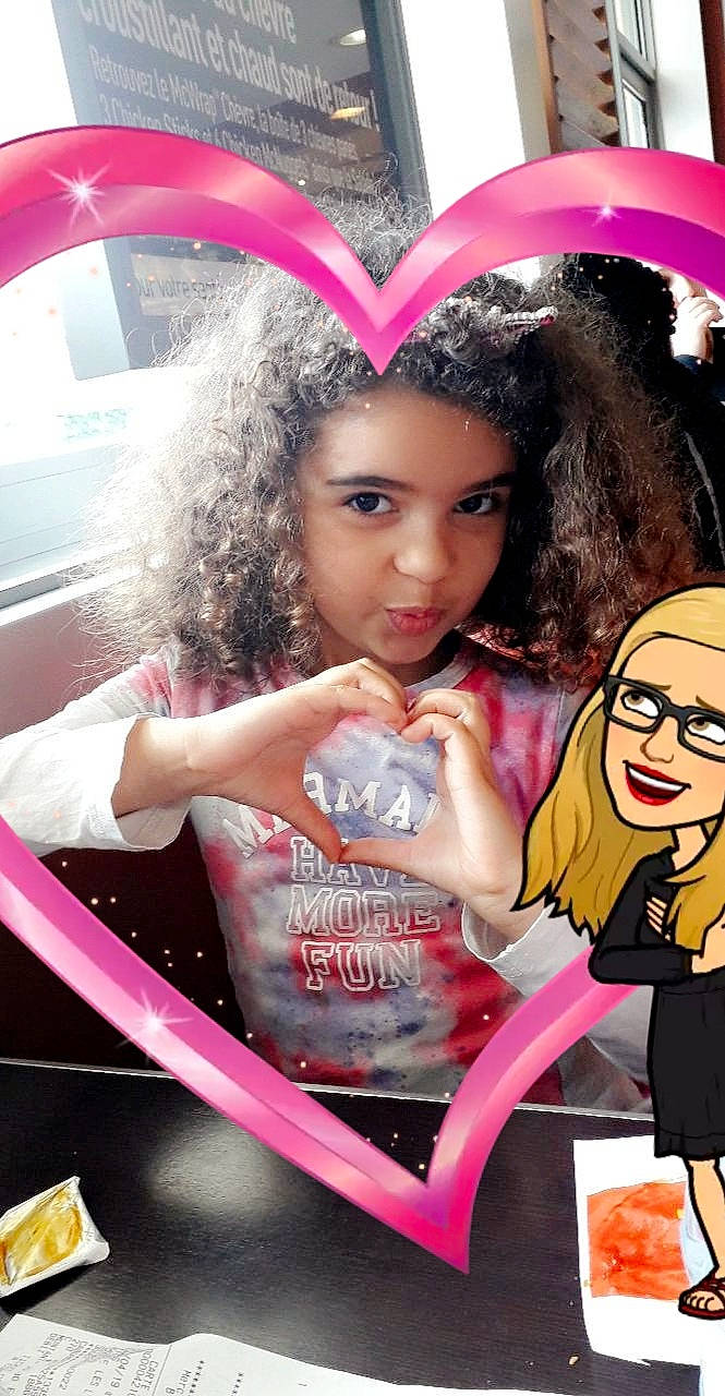 Nicole a rejoint le concours — aidez-le/la à gagner de superbes lots ! barbie, brown_hair, doll, headwear, joy, material_property, person, pink