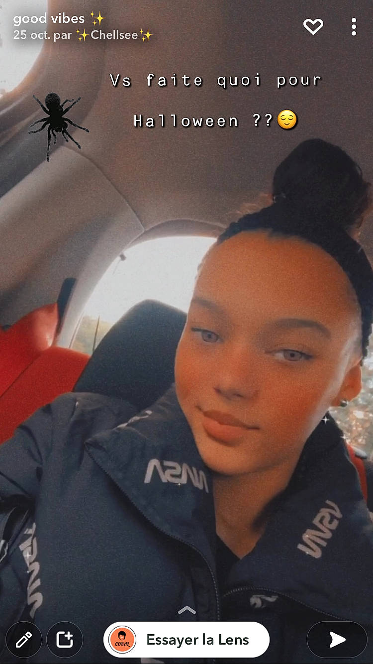 Chellsee participe au concours pour gagner de l'argent avec cette photo : air_travel, child, electric_blue, eyelash, flash_photography, font, forehead, person, photo_caption, recreation, t_shirt, uniform