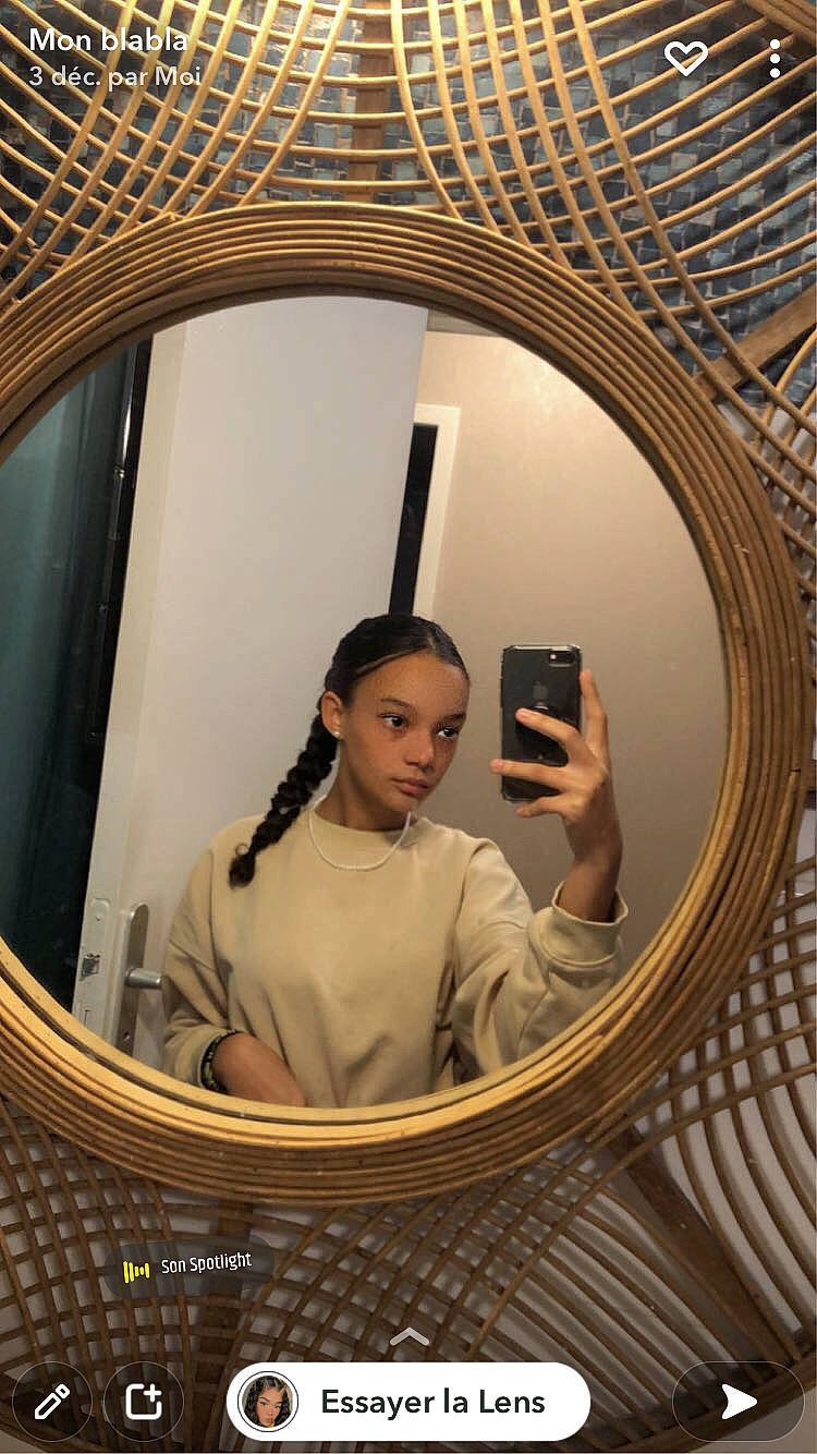 Chellsee participe au concours pour gagner de l'argent avec cette photo : audio_equipment, camera_lens, cameras_optics, circle, eyewear, flash_photography, fun, lens, lighting, mirror, organ, person, photographer, reflection, room, selfie, symmetry, wood