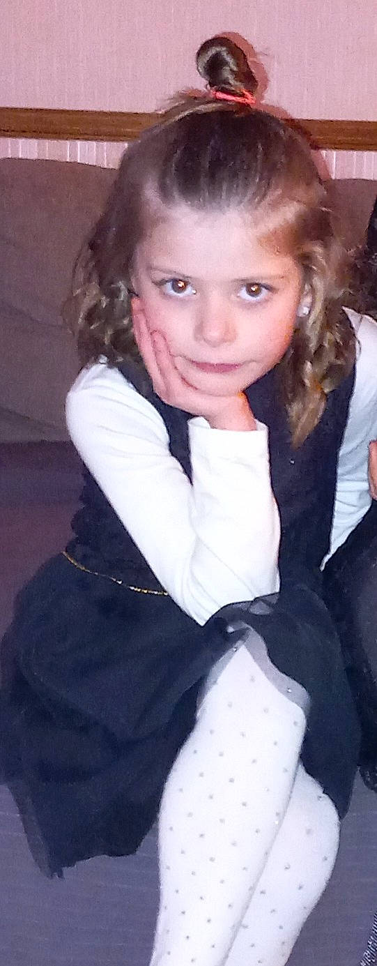 Emy a rejoint le concours — aidez-le/la à gagner de superbes lots ! beauty, black, black_hair, brown_hair, cheek, chin, eyebrow, eyelash, face, flash_photography, gesture, hair, head, iris, layered_hair, lip, long_hair, person, sitting, sleeve