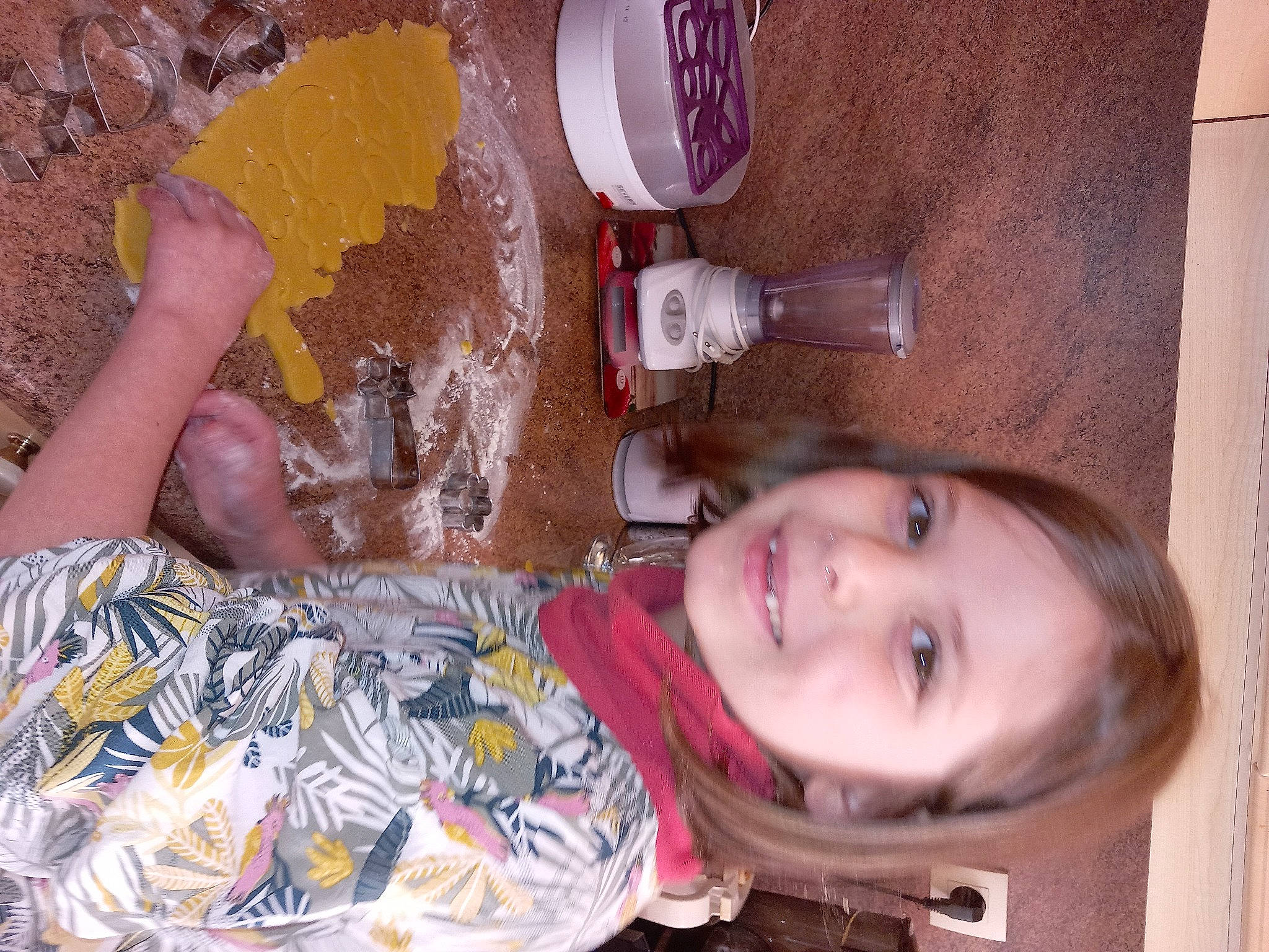 Emy a rejoint le concours — aidez-le/la à gagner de superbes lots ! baby, child, cuisine, fast_food, food, fun, happy, ingredient, joy, mouth, orange, organ, person, red, room, smile, textile, toddler, wood