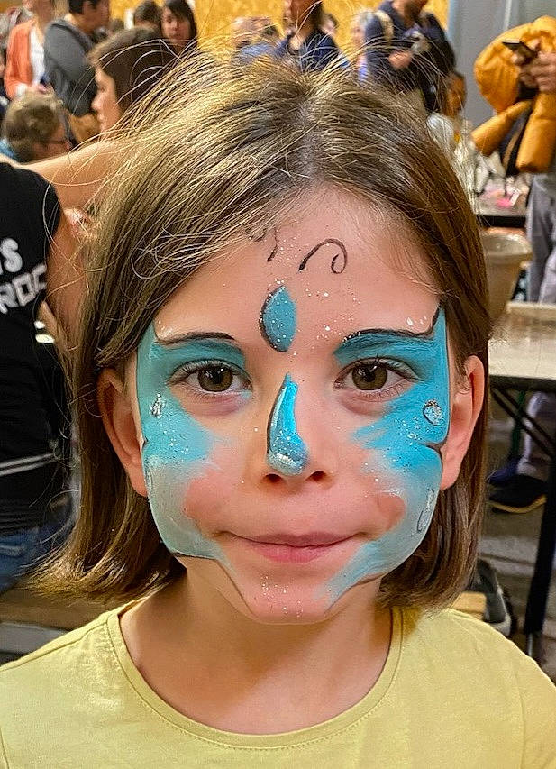 Emy participe au concours pour gagner de l'argent avec cette photo : child, costume, entertainment, event, eyebrow, eyelash, eyewear, fan, fun, hairstyle, happy, human, mask, masque, mouth, performing_arts, person, photograph, public_event, snapshot