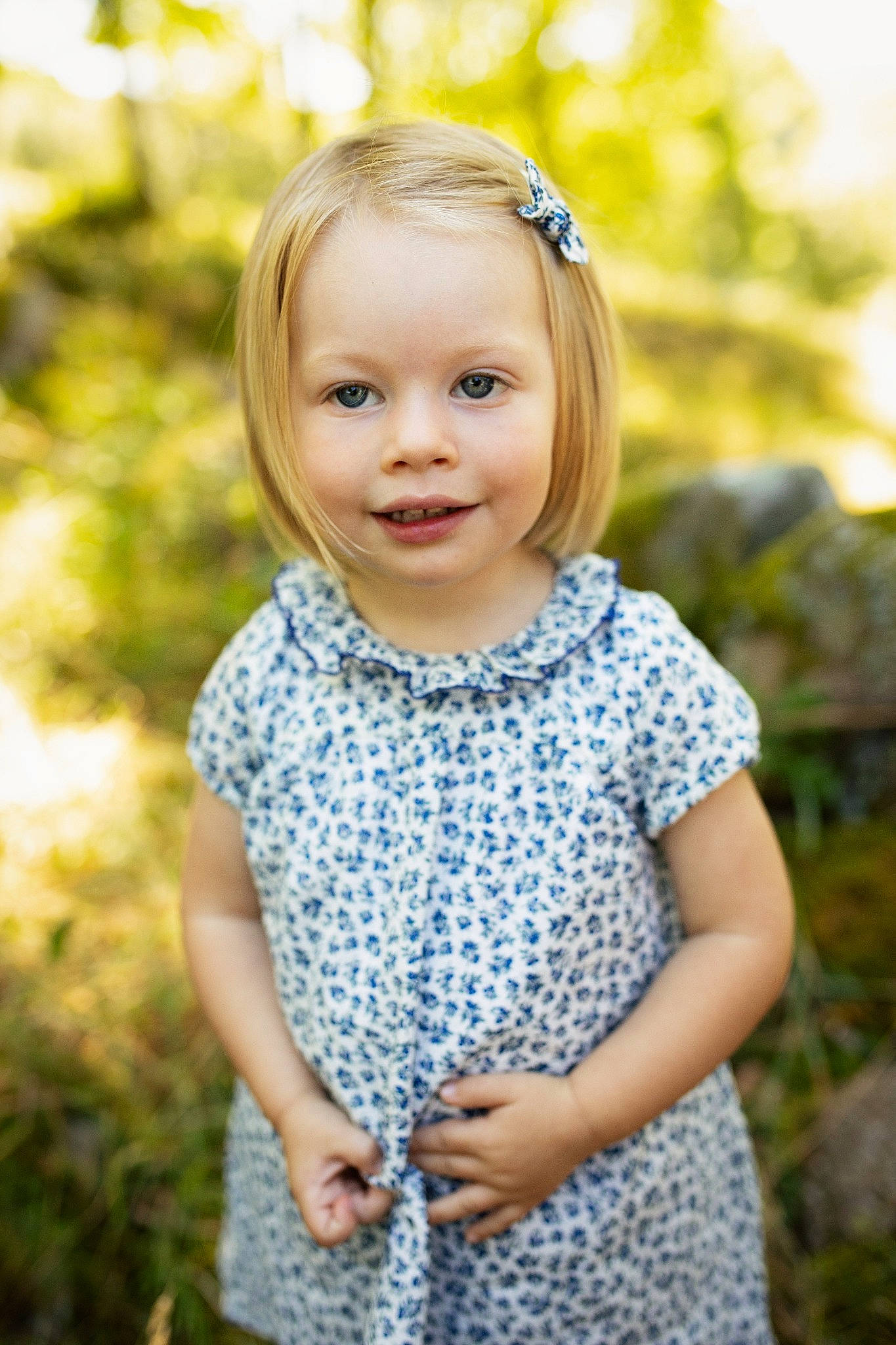 Capucine participe au concours pour gagner de l'argent avec cette photo : baby, blond, blue, child, child_model, design, dress, face, grass, head, joy, pattern, people, person, photograph, photography, portrait_photography, skin, smile, toddler