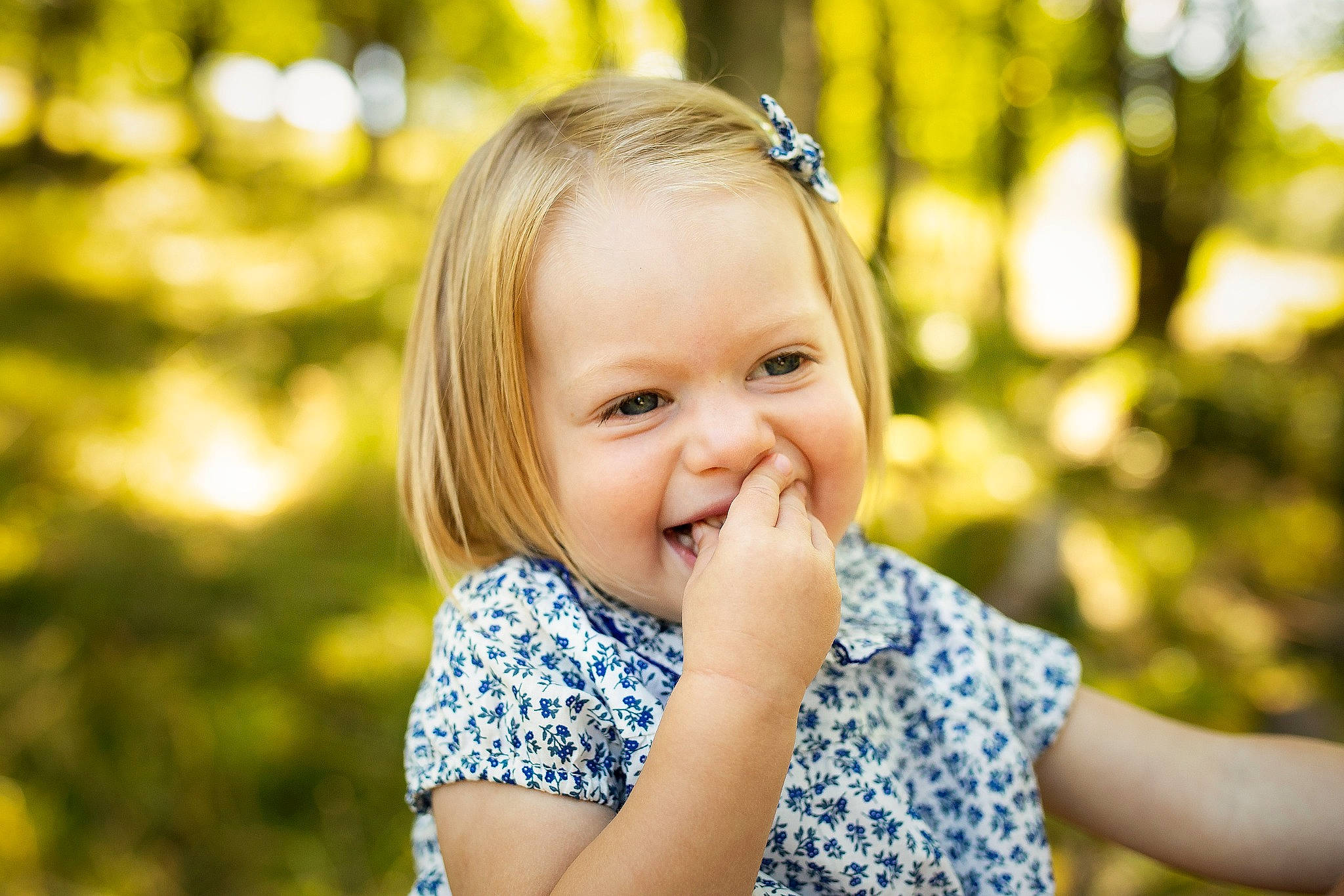Capucine a rejoint le concours — aidez-le/la à gagner de superbes lots ! baby, blond, cheek, child, eye, face, facial_expression, grass, happy, joy, nose, people_in_nature, person, photography, portrait_photography, skin, smile, summer, sunlight, toddler