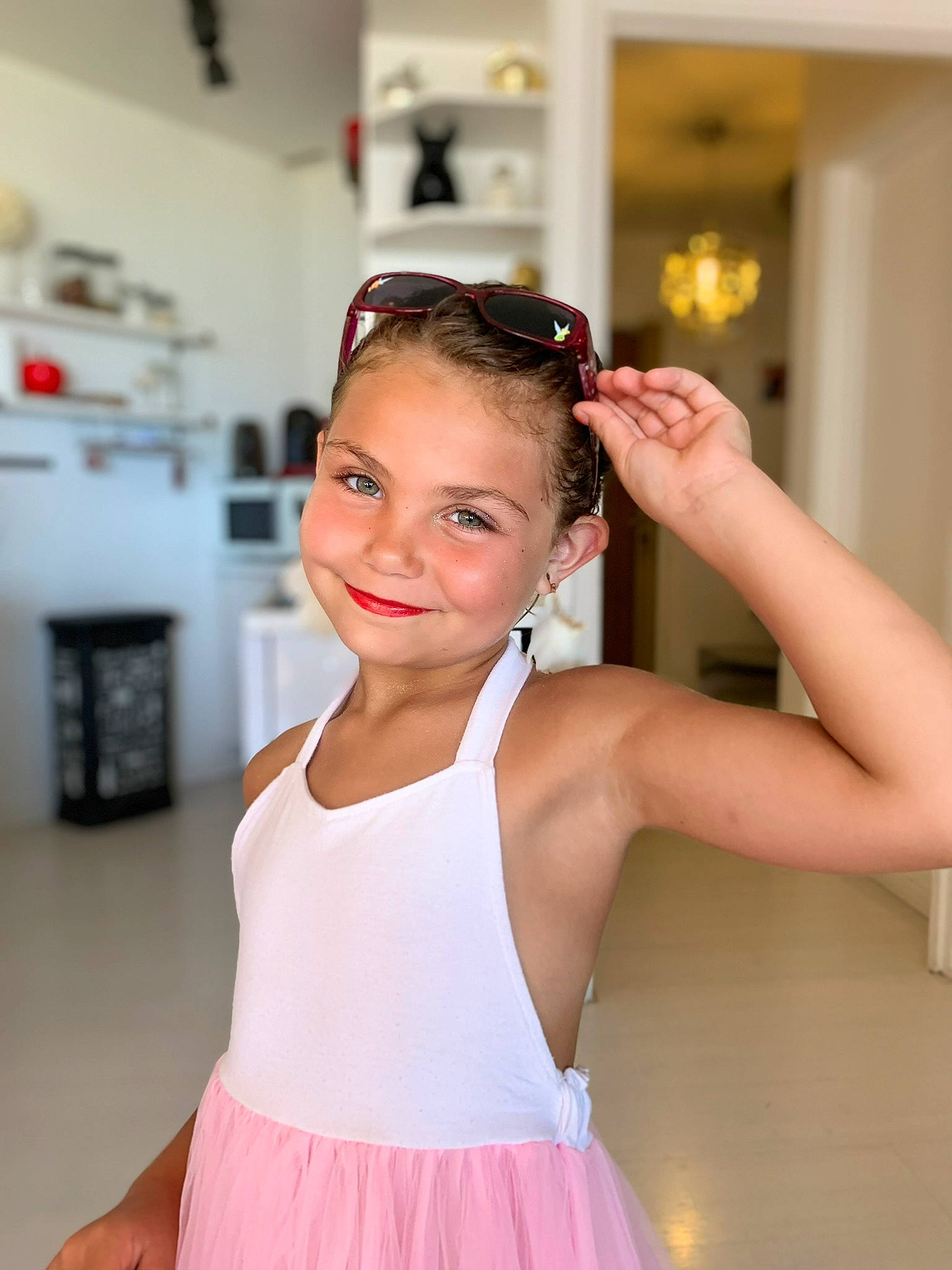 Maria participe au concours pour gagner de l'argent avec cette photo : active_tank, chest, day_dress, dress, eyelash, eyewear, fashion, fashion_design, flash_photography, goggles, happy, joy, neck, one_piece_garment, person, shoulder, sleeve, sleeveless_shirt, smile, sunglasses