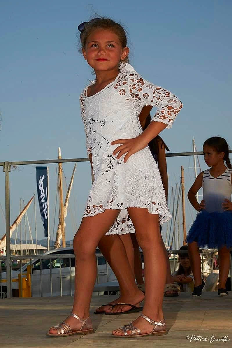 Maria a rejoint le concours — aidez-le/la à gagner de superbes lots ! barefoot, day_dress, dress, entertainment, fashion_design, flash_photography, foot, happy, human_leg, joy, leg, leisure, one_piece_garment, performing_arts, person, sandal, shoulder, skin, sky, standing