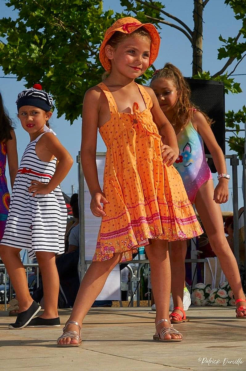 Maria a rejoint le concours — aidez-le/la à gagner de superbes lots ! entertainment, eyewear, fashion, fashion_design, footwear, hairstyle, happy, headwear, interaction, joy, leg, leisure, person, recreation, sandal, shoe, shoulder, sky, sneakers, standing