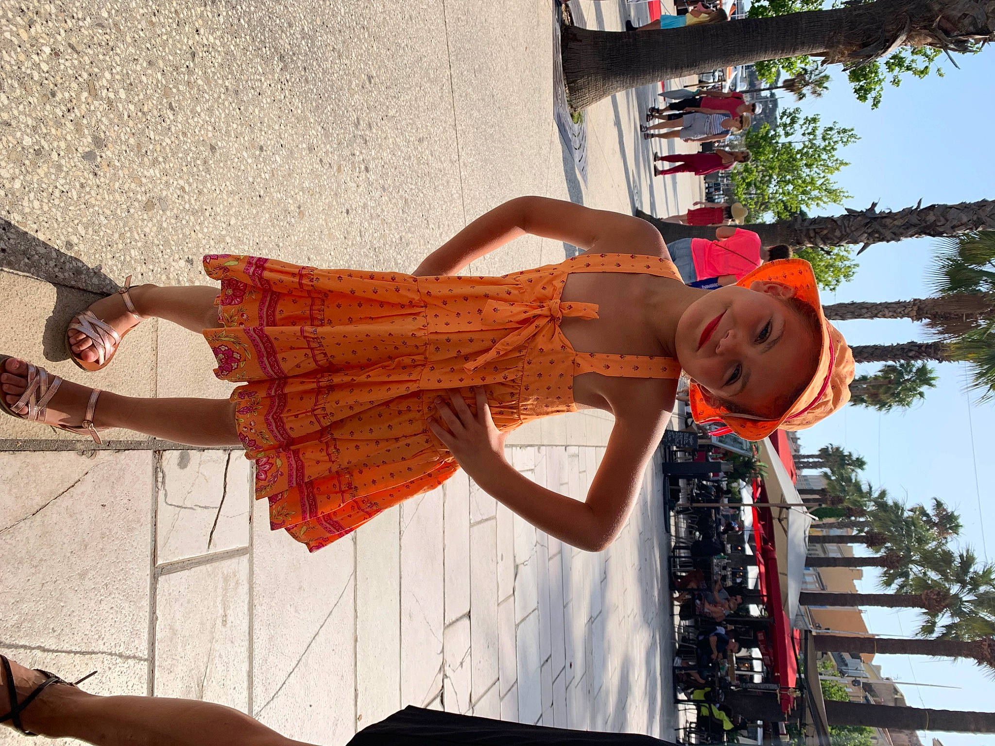 Maria participe au concours pour gagner de l'argent avec cette photo : brick, elbow, fun, happy, hat, headwear, human_leg, joy, leisure, orange, pattern, person, shadow, sky, smile, thigh, tree, vacation, waist, wood