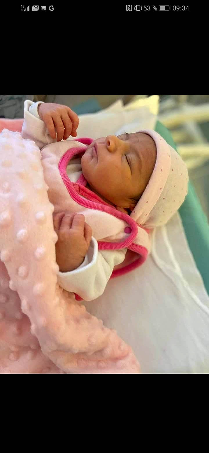 Naya participe au concours pour gagner de l'argent avec cette photo : abdomen, baby, baby_products, baby_safety, baby_sleeping, baby_toddler_clothing, bed_sheet, bedding, bedtime, child, comfort, event, headwear, linens, neck, peach, person, pink, room, sleep