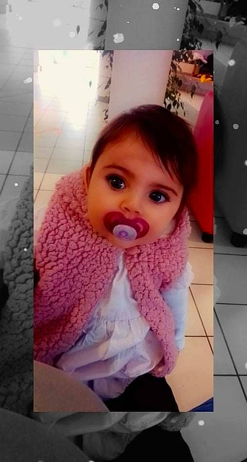 Naya participe au concours pour gagner de l'argent avec cette photo : baby, baby_toddler_clothing, cheek, chin, cool, ear, electronic_device, eye, eyebrow, eyelash, happy, iris, jacket, lip, mouth, nose, person, pink, skin, sleeve