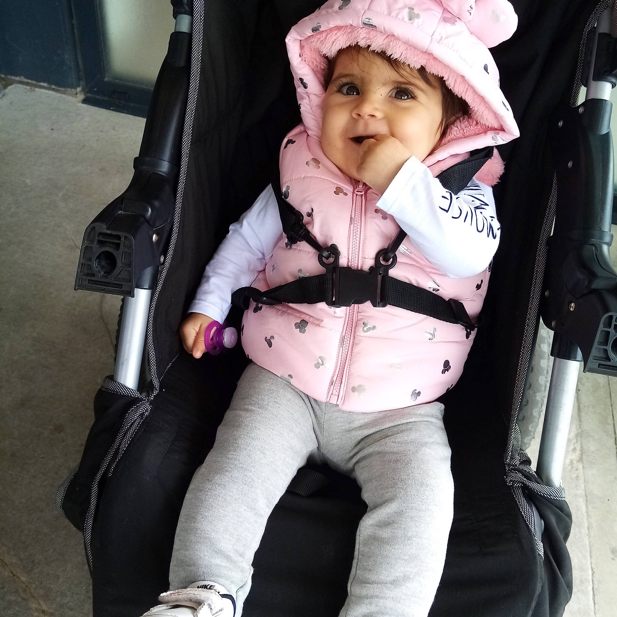 Naya a rejoint le concours — aidez-le/la à gagner de superbes lots ! baby, baby_carriage, baby_products, baby_safety, baby_toddler_clothing, cap, car_seat, cheek, child, comfort, cool, headwear, human_body, knee, lap, mouth, person, pink, seat_belt, sleeve