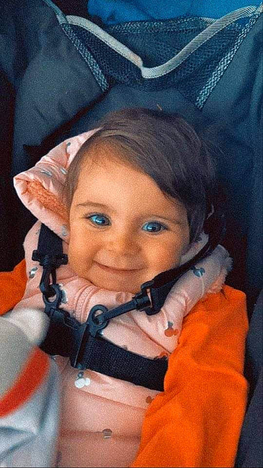 Naya participe au concours pour gagner de l'argent avec cette photo : black_hair, cheek, child, electric_blue, eye, eyebrow, eyelash, fun, happy, iris, joy, lip, mouth, neck, nose, person, selfie, skin, sleeve, smile