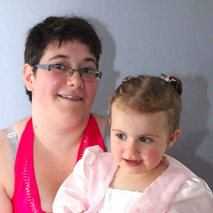 Brenda participe au concours pour gagner de l'argent avec cette photo : child, daughter, ear, fun, girl, joy, mother, neck, person, smile