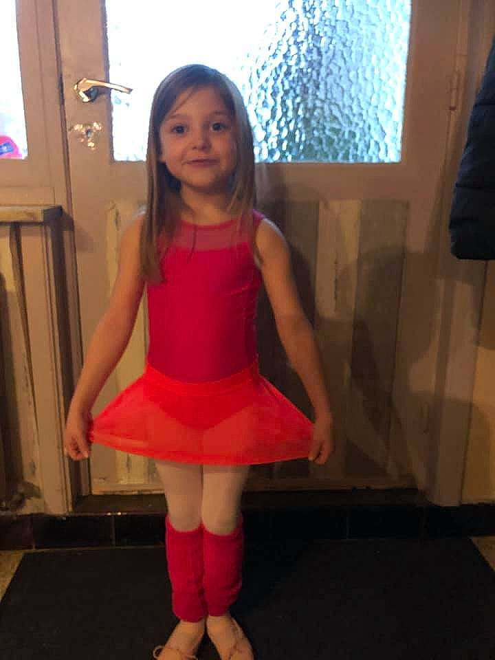 Alice participe au concours pour gagner de l'argent avec cette photo : ankle, baby_toddler_clothing, child, child_model, day_dress, dress, embellishment, floor, flooring, foot, human_leg, joy, long_hair, one_piece_garment, person, shoulder, sock, toddler