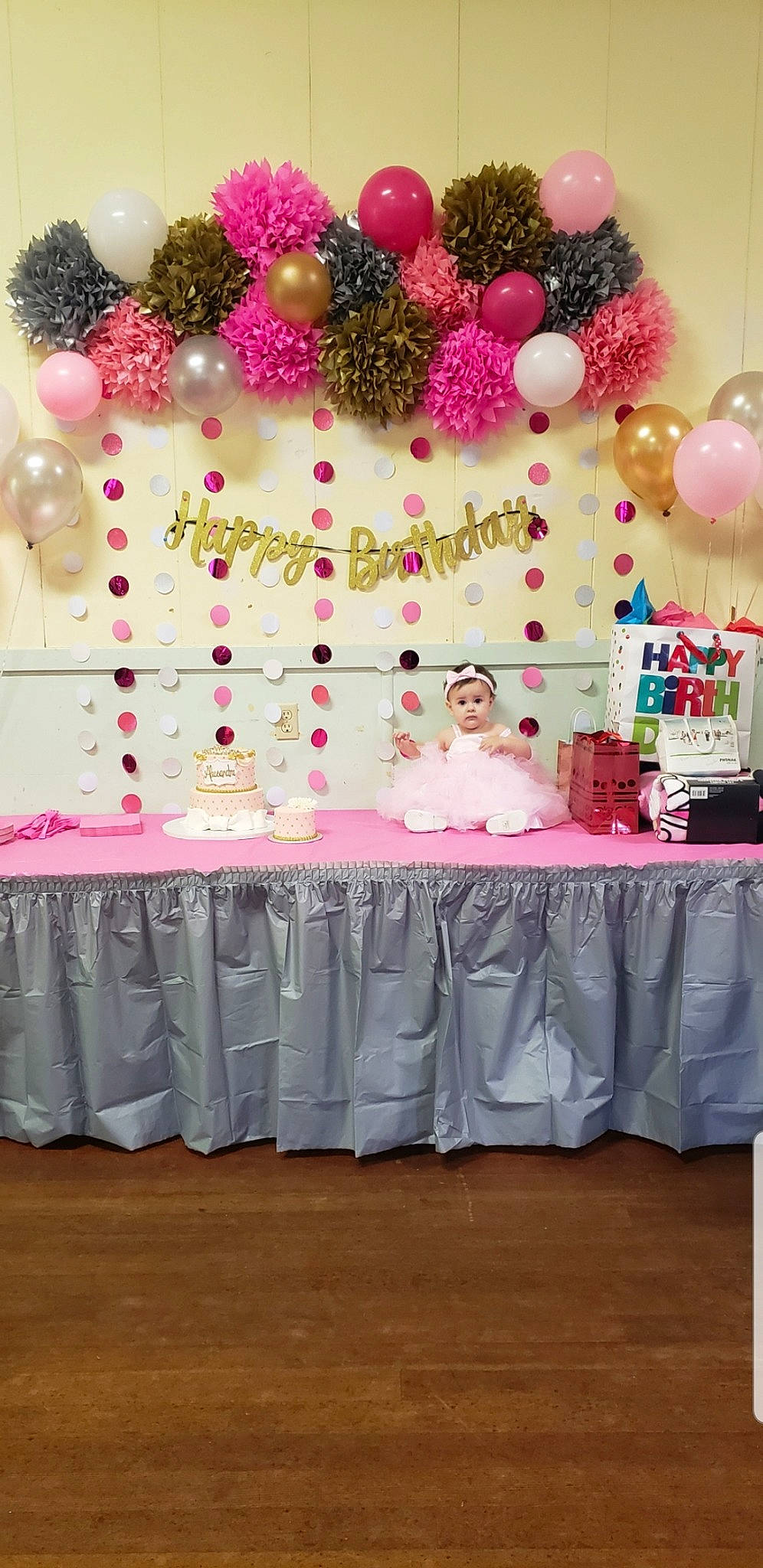 Alessandra is registered to the contest to win money with this photo: architecture, baby_shower, balloon, birthday, birthday_party, centrepiece, decoration, event, function_hall, interior_design, magenta, party, party_favor, party_supply, person, pink, table, tablecloth, tableware