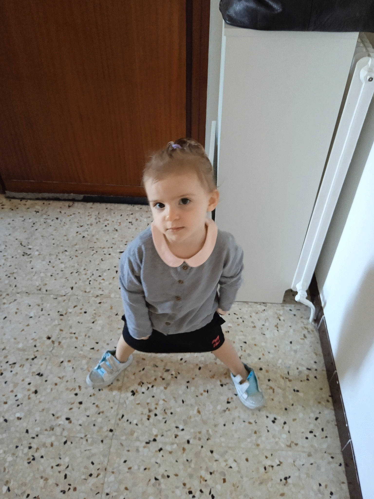 Lea a rejoint le concours — aidez-le/la à gagner de superbes lots ! baby, baby_toddler_clothing, child, crawling, door, floor, flooring, fun, grass, hardwood, knee, pattern, person, road_surface, room, sitting, sleeve, t_shirt, toddler, wood