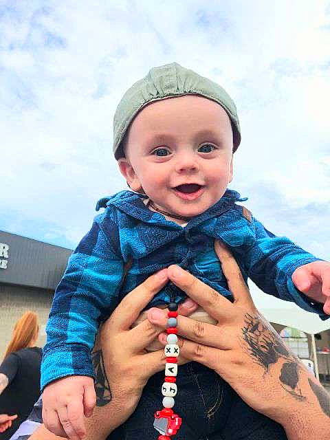 Jackson a rejoint le concours — aidez-le/la à gagner de superbes lots ! arm, azure, baby, cap, cloud, electric_blue, finger, flash_photography, gesture, hand, happy, hat, headwear, joy, leisure, people, person, sky, smile, thumb