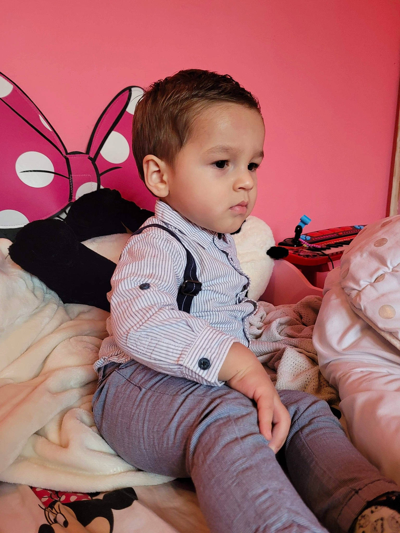 Milo a rejoint le concours — aidez-le/la à gagner de superbes lots ! baby_toddler_clothing, black, child, comfort, finger, happy, human_leg, insect, joint, knee, lap, leg, pattern, person, pink, pollinator, skin, sleeve, sock, thigh