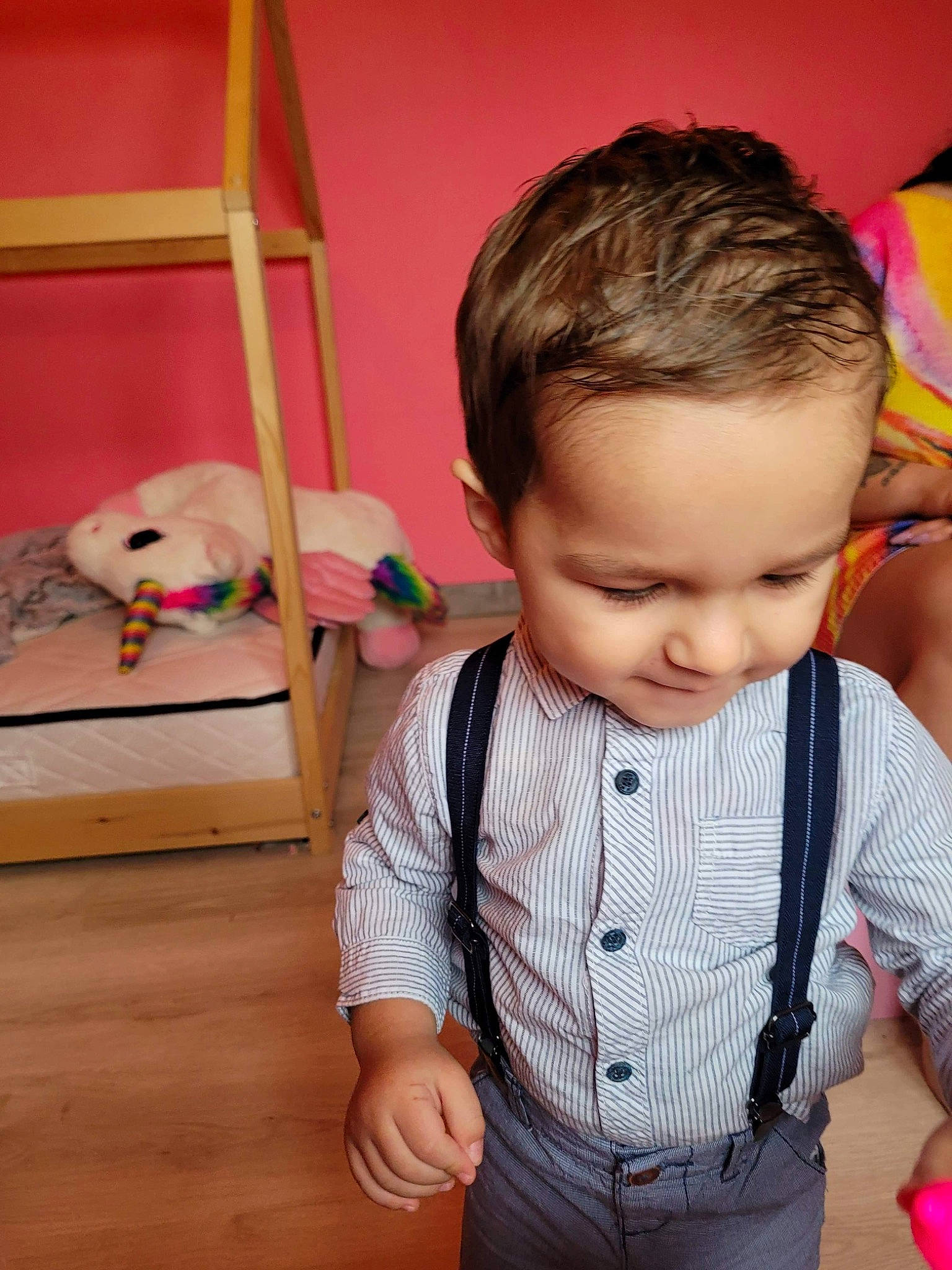 Milo participe au concours pour gagner de l'argent avec cette photo : baby, baby_products, baby_toddler_clothing, cheek, child, flooring, fun, happy, human_body, iris, leg, nose, person, sitting, skin, sleeve, standing, toddler, toy, white