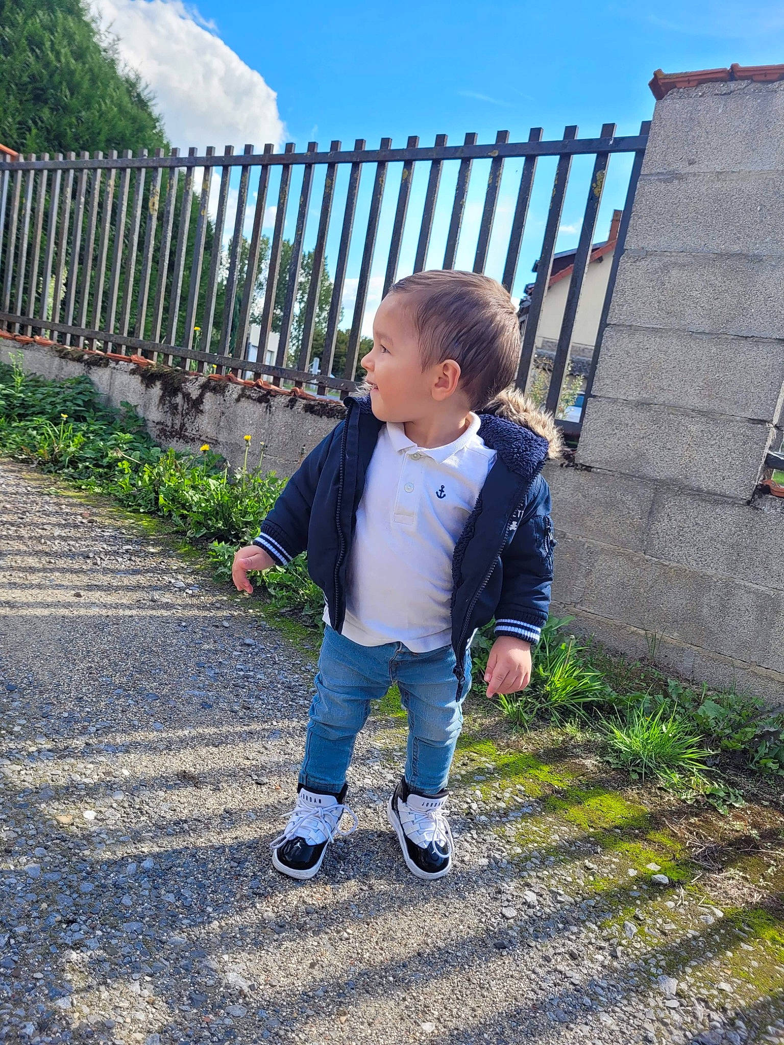 Milo a rejoint le concours — aidez-le/la à gagner de superbes lots ! child, city, fence, footwear, fun, gesture, grass, happy, leisure, people_in_nature, person, plant, public_space, recreation, shadow, sky, sneakers, soil, toddler, tree
