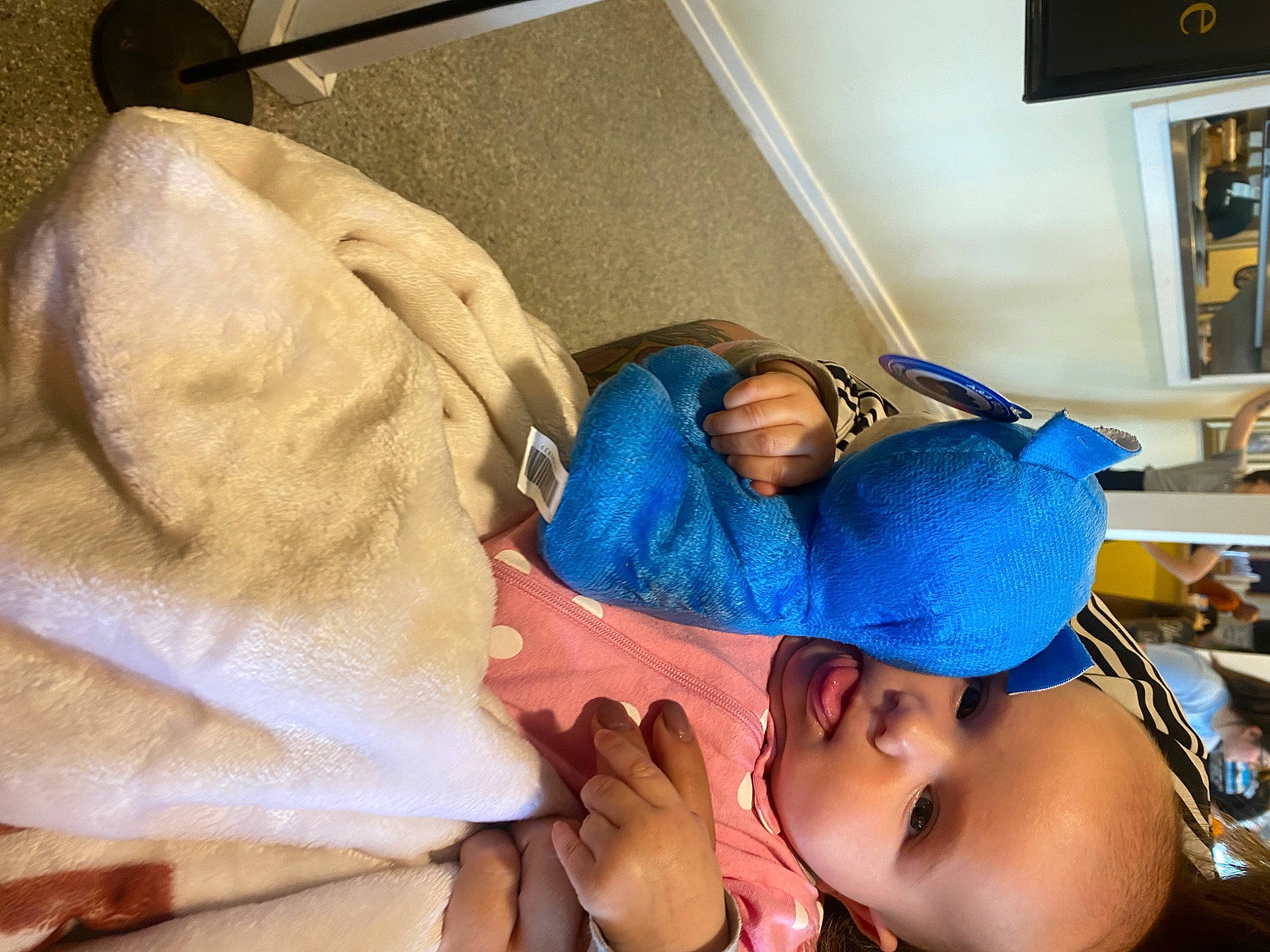 Siren is registered to the contest to win money with this photo: abdomen, arm, baby, child, comfort, elbow, electric_blue, finger, gesture, hand, joint, mouth, nail, person, picture_frame, room, shelf, thumb, trunk, wool