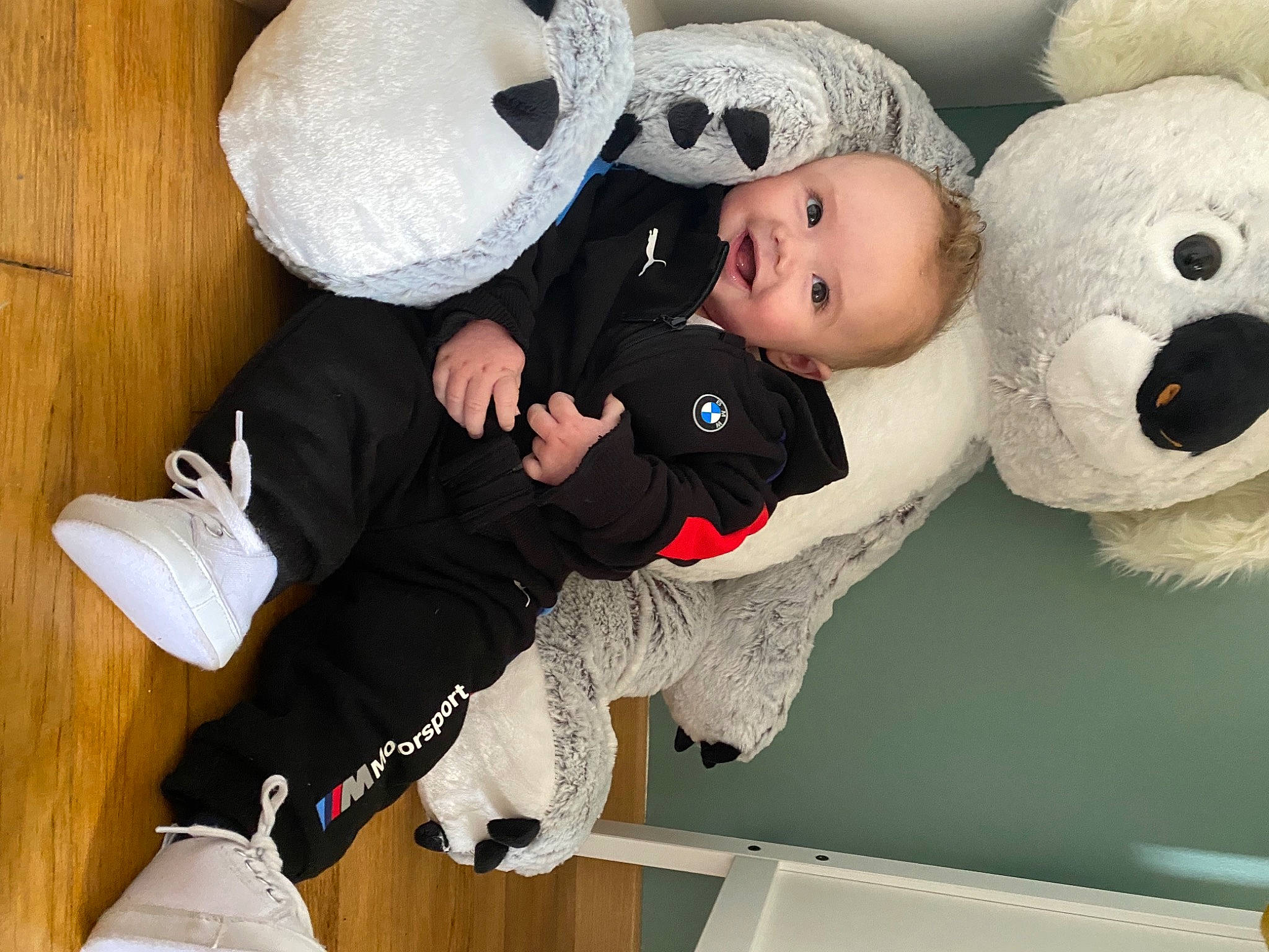 Tiago a rejoint le concours — aidez-le/la à gagner de superbes lots ! baby, baby_products, baby_toddler_clothing, baby_toys, child, comfort, fun, fur, happy, person, plush, room, smile, snowman, stuffed_toy, teddy_bear, toddler, toy, white, wood