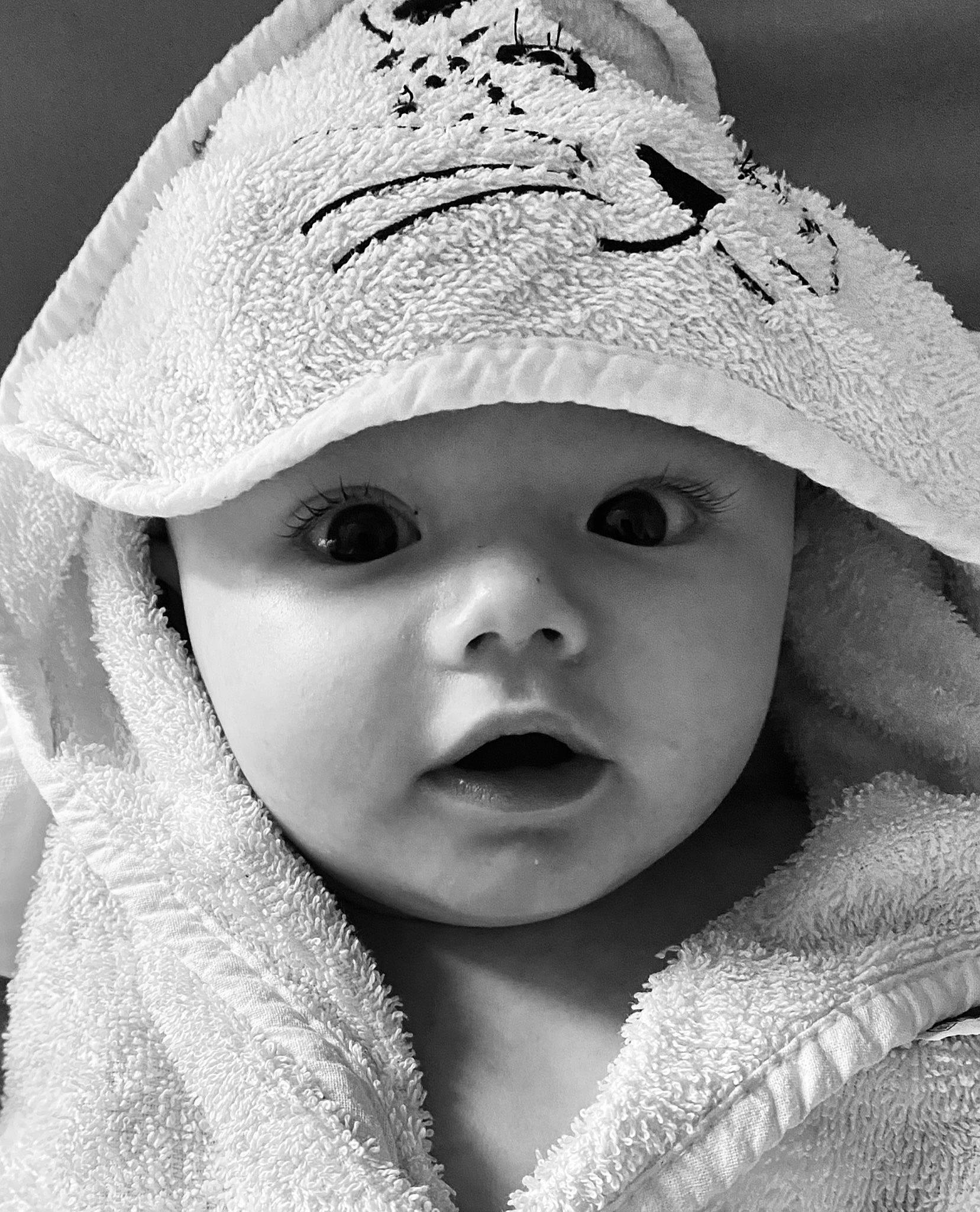 Tiago participe au concours pour gagner de l'argent avec cette photo : baby, black, black_and_white, cap, cheek, child, facial_expression, flash_photography, happy, hat, headgear, headwear, lip, organ, people, person, photograph, skin, style, sun_hat
