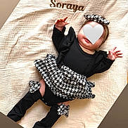 Soraya a rejoint le concours — aidez-le/la à gagner de superbes lots ! baby, blanket, cloth, fashion, headband, infant, lying_down, person, posing, ruffle, skirt, socks, style, textile, texture, toddler, wearing, white, black, cute