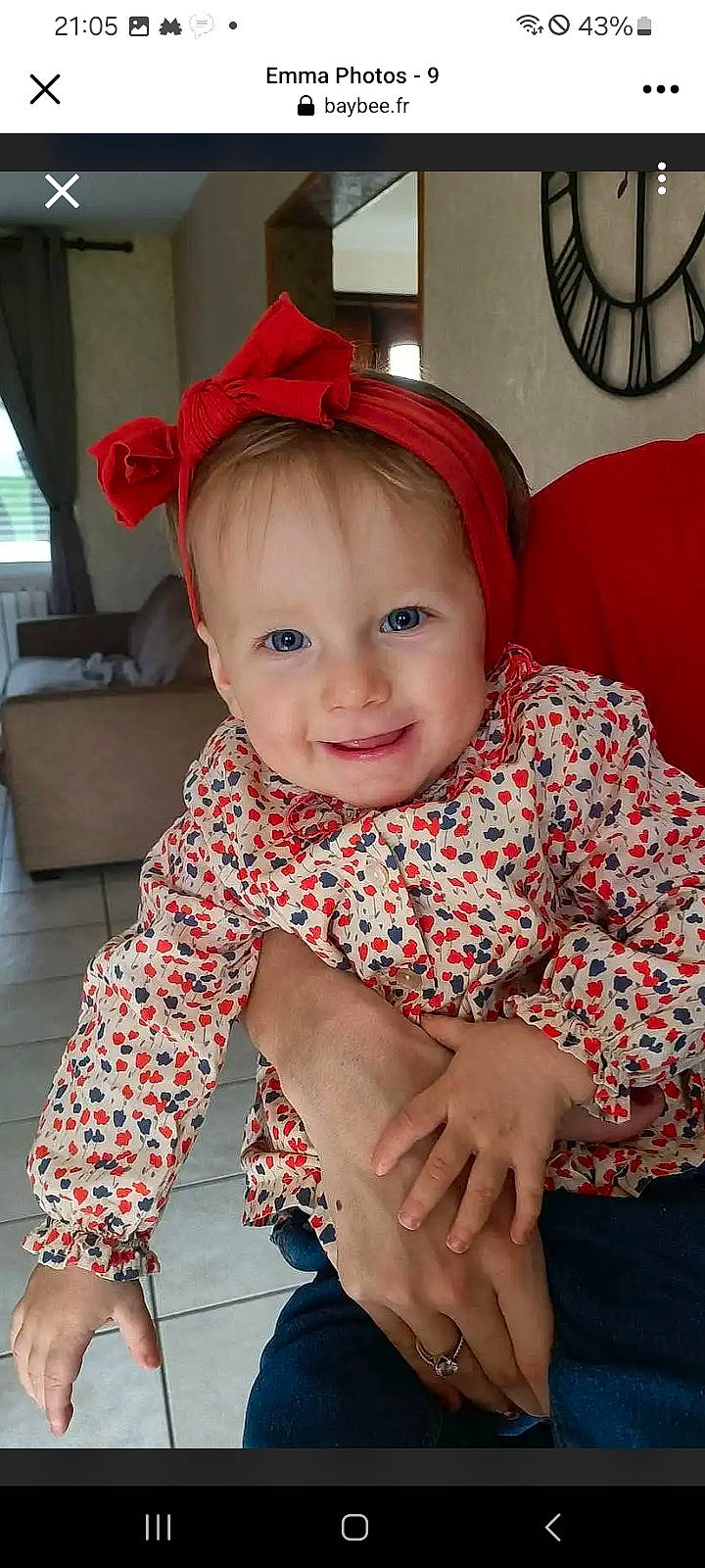 Emma a rejoint le concours — aidez-le/la à gagner de superbes lots ! baby_toddler_clothing, child, costume_hat, eye, face, flooring, fun, happy, head, human_leg, joy, knee, pattern, person, pink, plaid, red, skin, sleeve, smile