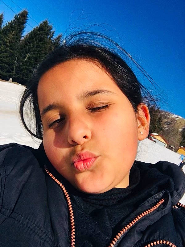 Alyssa participe au concours pour gagner de l'argent avec cette photo : beauty, black_hair, cheek, cool, eyelash, eyewear, forehead, fun, happy, jacket, jaw, lip, nose, person, skin, sky, snow, street_fashion, sunlight, travel