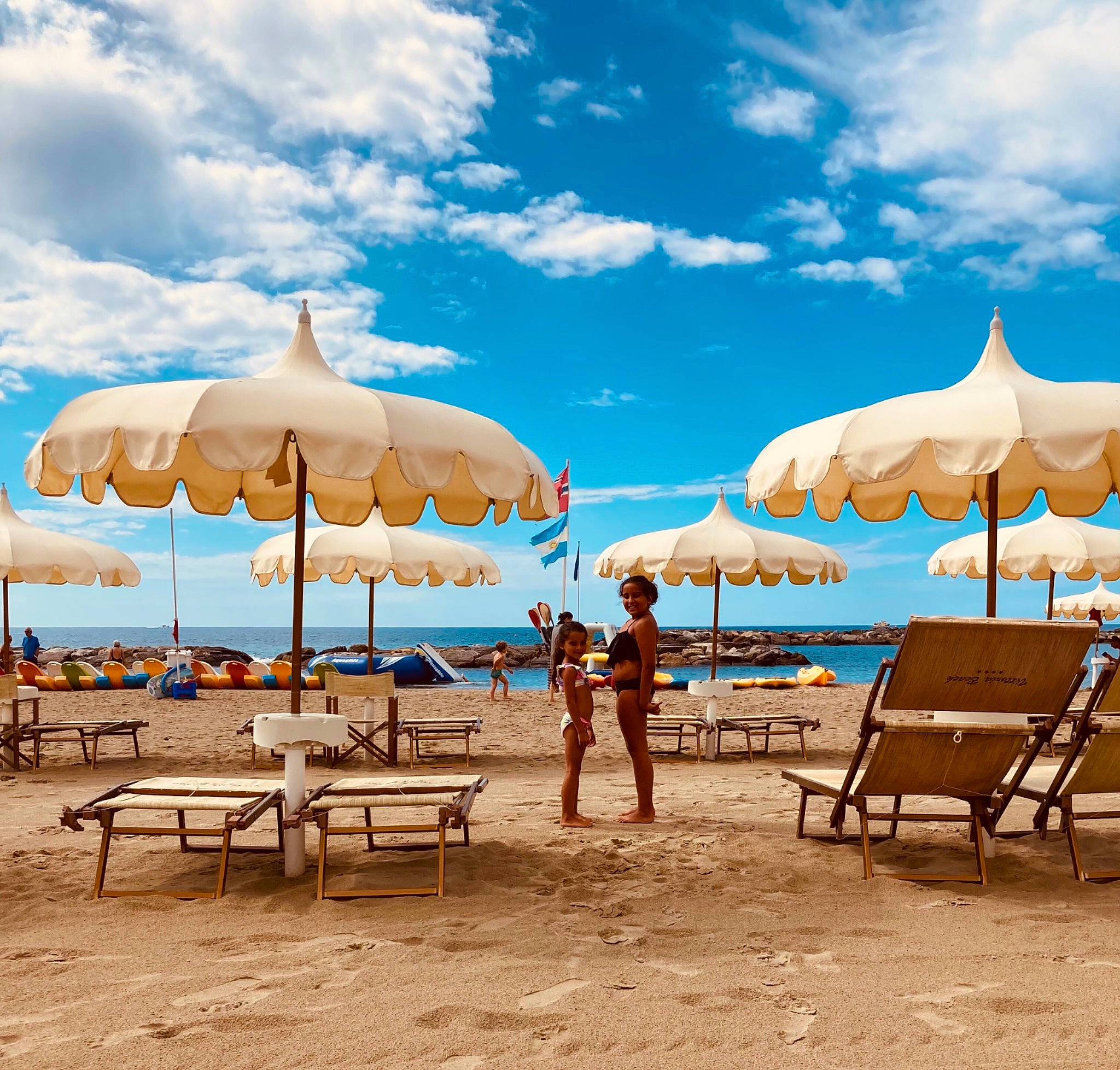 Alyssa a rejoint le concours — aidez-le/la à gagner de superbes lots ! azure, beach, blue, chair, cloud, coastal_and_oceanic_landforms, daytime, ecoregion, furniture, joy, landscape, leisure, outdoor_furniture, people_on_beach, person, shade, sky, sunlight, sunlounger, travel