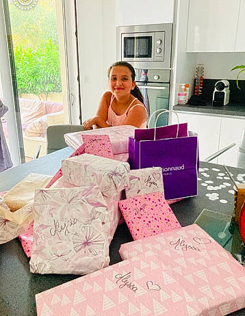 Alyssa participe au concours pour gagner de l'argent avec cette photo : bed_sheet, bedding, bedroom, child, comfort, event, flooring, home_appliance, joy, linens, living_room, magenta, pattern, peach, person, pillow, pink, plant, room, smile