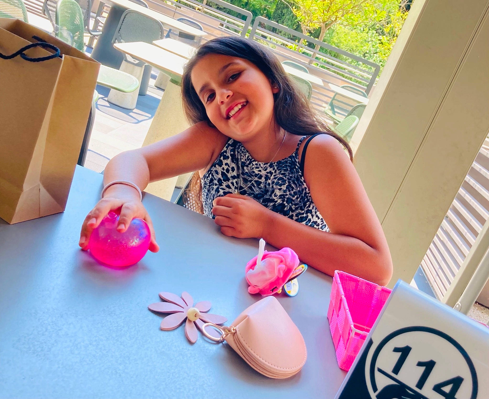 Alyssa a rejoint le concours — aidez-le/la à gagner de superbes lots ! beauty, child, event, fashion, finger, fun, hand, happy, joy, leisure, magenta, person, petal, pink, plant, recreation, shipping_box, smile, summer, table