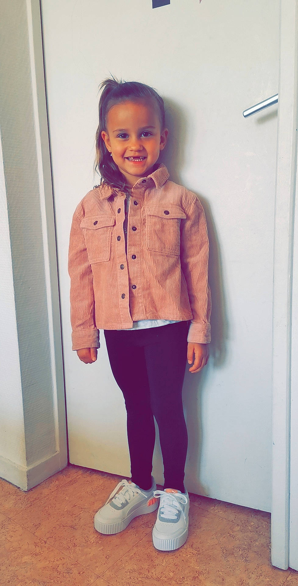 Léhyna participe au concours pour gagner de l'argent avec cette photo : blazer, button, clothing, collar, denim, dress_shirt, face, fashion_design, hair, head, joy, knee, magenta, neck, person, pink, sleeve, smile, street_fashion, t_shirt